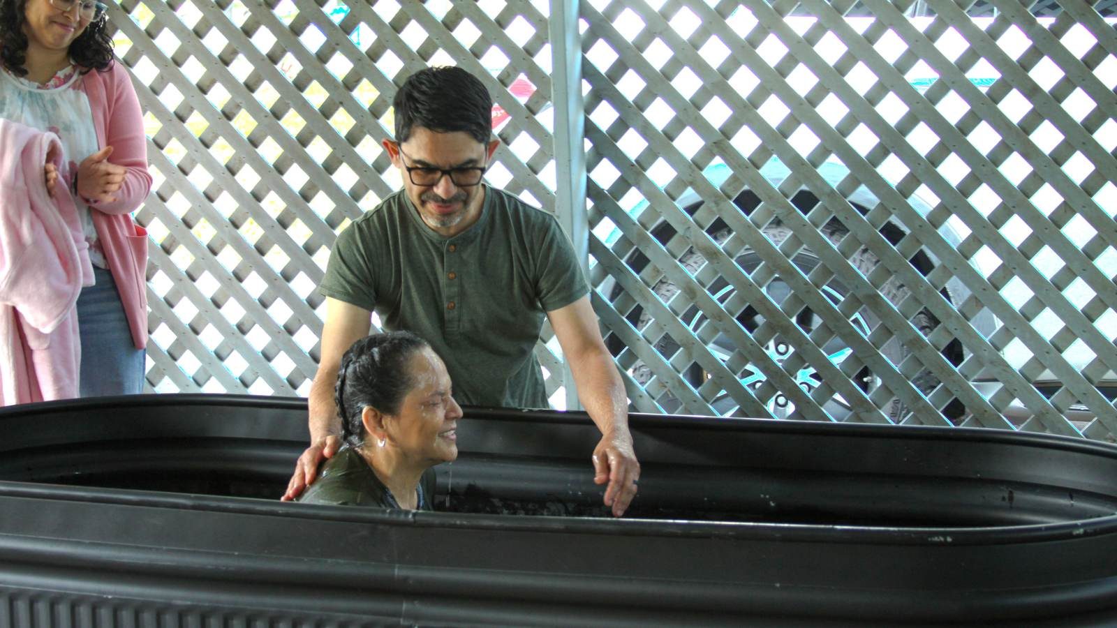 El pastor José bautizando a una hermana en el patio de la casa